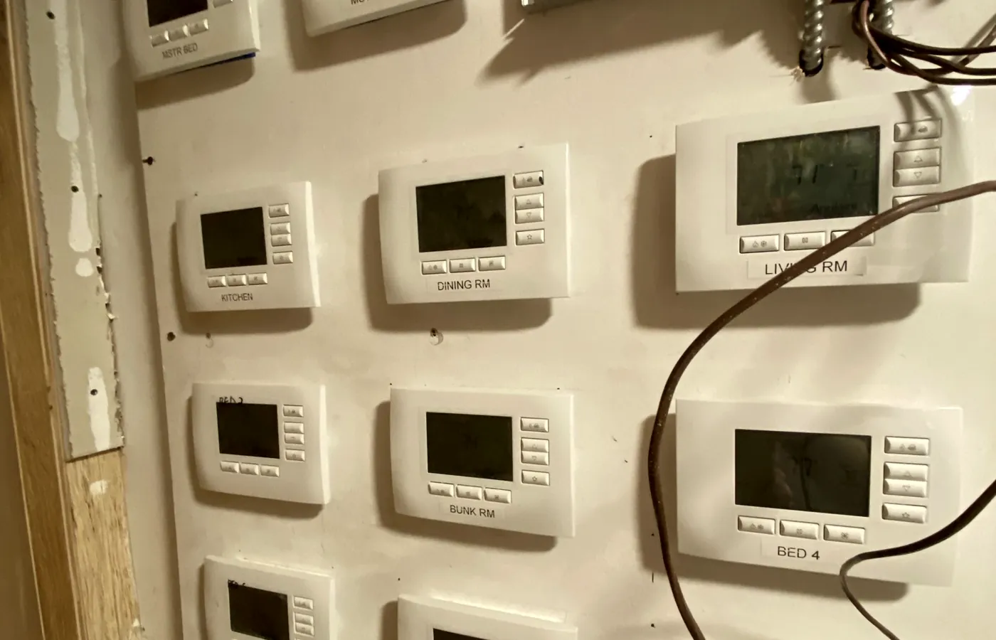Thermostats labelled room by room during commissioning