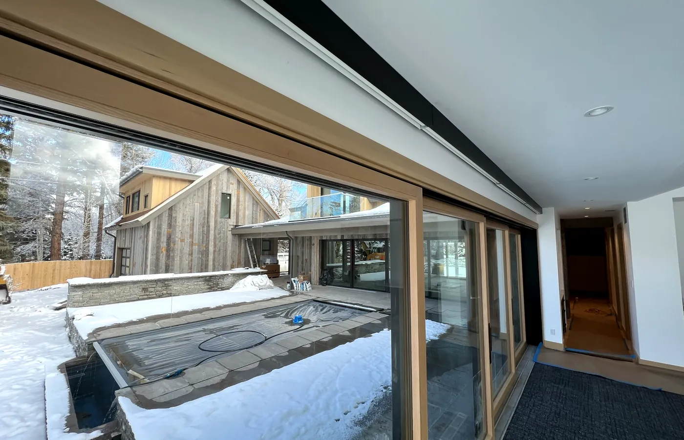 Motorized shading to the principal glazing